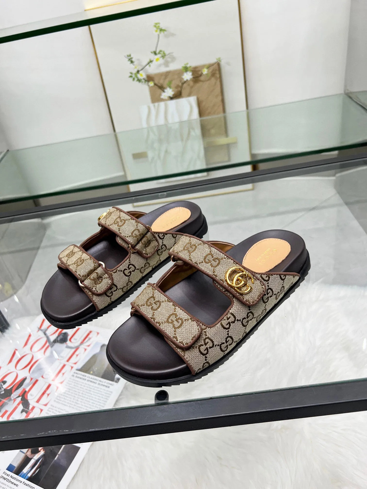 👟👟Ex-factory price 480👟👟 Gucci two-strap Velcro flat sandals beach shoes early spring series GG classic presbyopic cloth beach sandals are decorated with classic GG presbyopic canvas fabric fabric with double G metal buckle ✔️ Fabric: Original customized imported double G presbyopic ✔️ Lining: imported sheepskin ✔️ Heel: 2.0CM thick sole ✔️ Outsole: Mold imported rubber sole ✔️ Code number: 35-40 (41 customized, non-refundable)